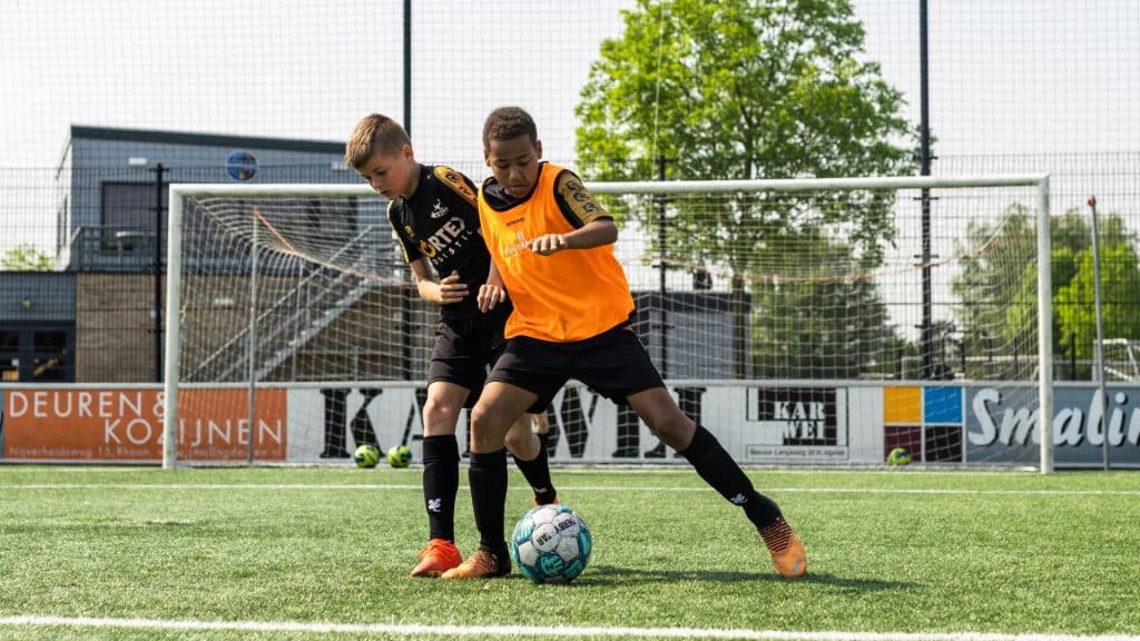 Jeugdvoetballers in duel